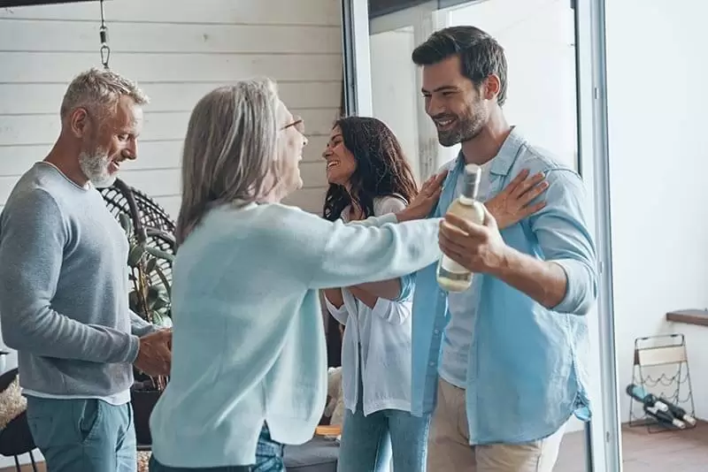 Momento em família de sogros e casal